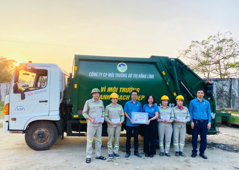 Hồng Lĩnh: Chúc Tết và trao quà cho các đơn vị, đoàn viên, người lao động làm nhiệm vụ trong đêm giao thừa